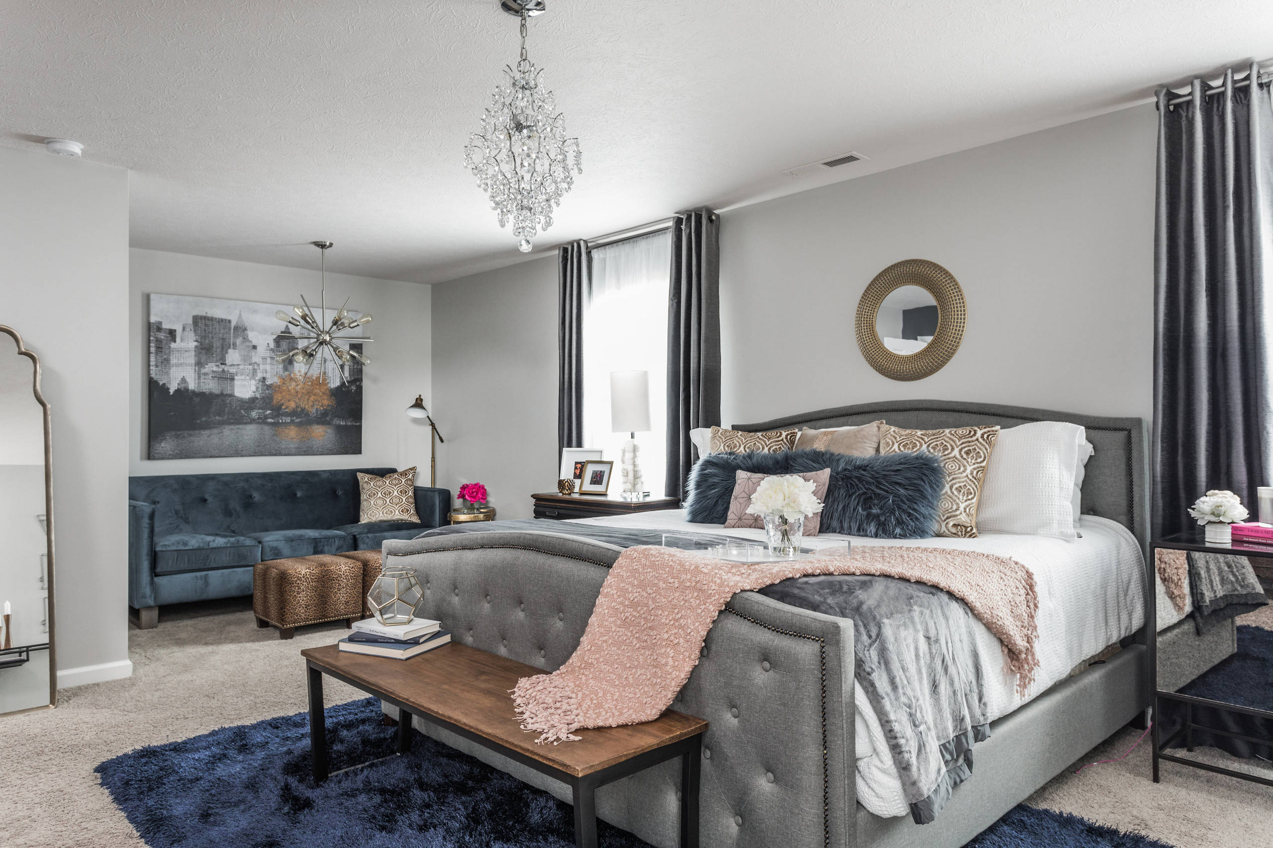 トランジショナルスタイルのおしゃれな寝室 (グレーの床) のインテリア