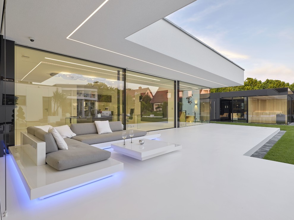 Inspiration for a modern backyard patio in Stuttgart with a roof extension.
