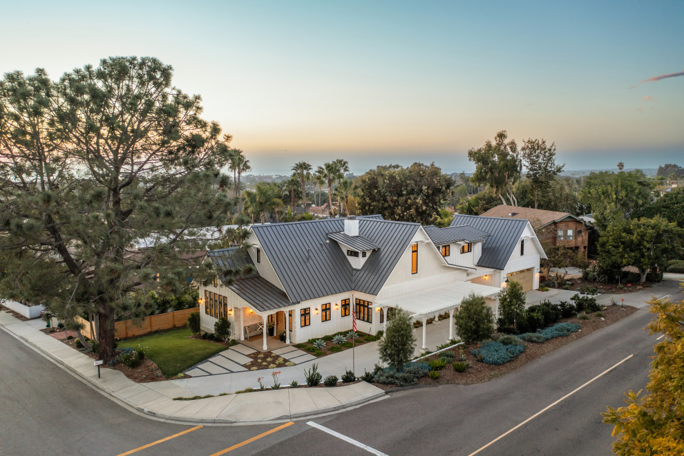 サンディエゴにある高級な中くらいなカントリー風のおしゃれな家の外観 (混合材サイディング、縦張り) の写真
