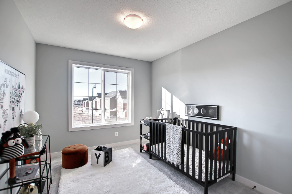 Exempel på ett modernt babyrum, med grå väggar, heltäckningsmatta och grått golv