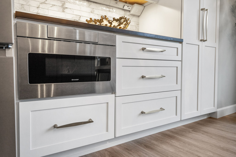 Kitchen - transitional kitchen idea in Boston