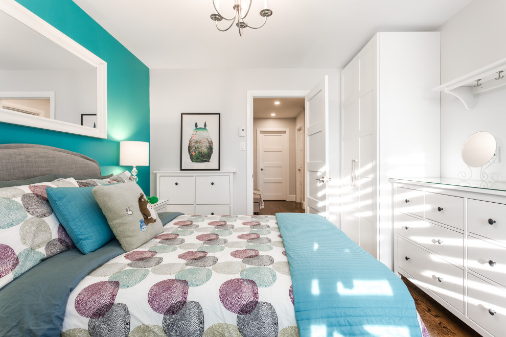 Mittelgroßes Modernes Kinderzimmer mit Schlafplatz, bunten Wänden, braunem Holzboden und braunem Boden in Montreal