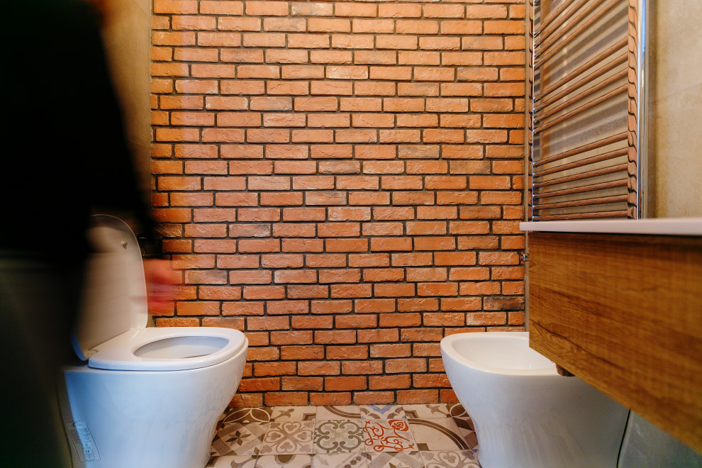Idéer för att renovera ett mellanstort industriellt vit vitt badrum med dusch, med släta luckor, skåp i ljust trä, en kantlös dusch, en toalettstol med separat cisternkåpa, beige kakel, grå väggar, klinkergolv i porslin, ett nedsänkt handfat, bänkskiva i akrylsten, flerfärgat golv, dusch med skjutdörr och porslinskakel