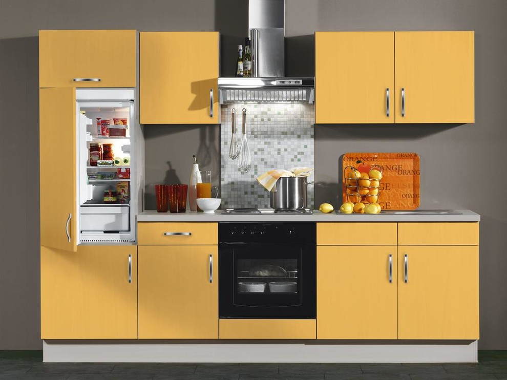 Foto på ett litet funkis linjärt kök med öppen planlösning, med en nedsänkt diskho, släta luckor, gula skåp, träbänkskiva, rostfria vitvaror och svart golv