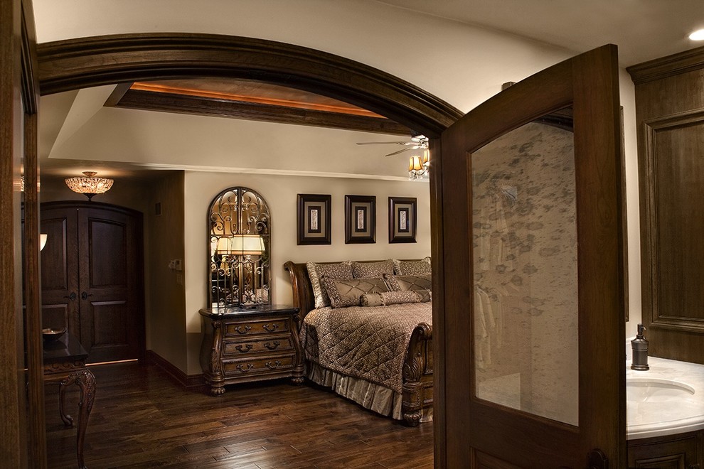 Photo of a traditional bedroom in Chicago.