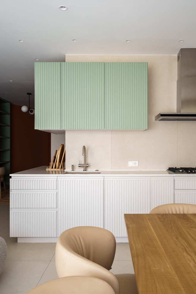 Белая кухня с отдельными пеналами