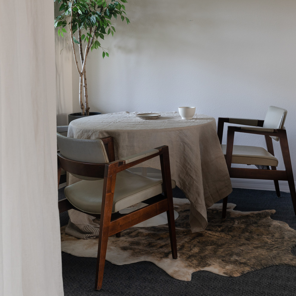 Immagine di un piccolo angolo colazione moderno con pareti beige, moquette e pavimento blu