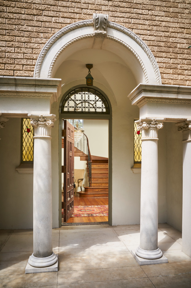 Idée de décoration pour un porche d'entrée de maison avant tradition de taille moyenne avec des colonnes.