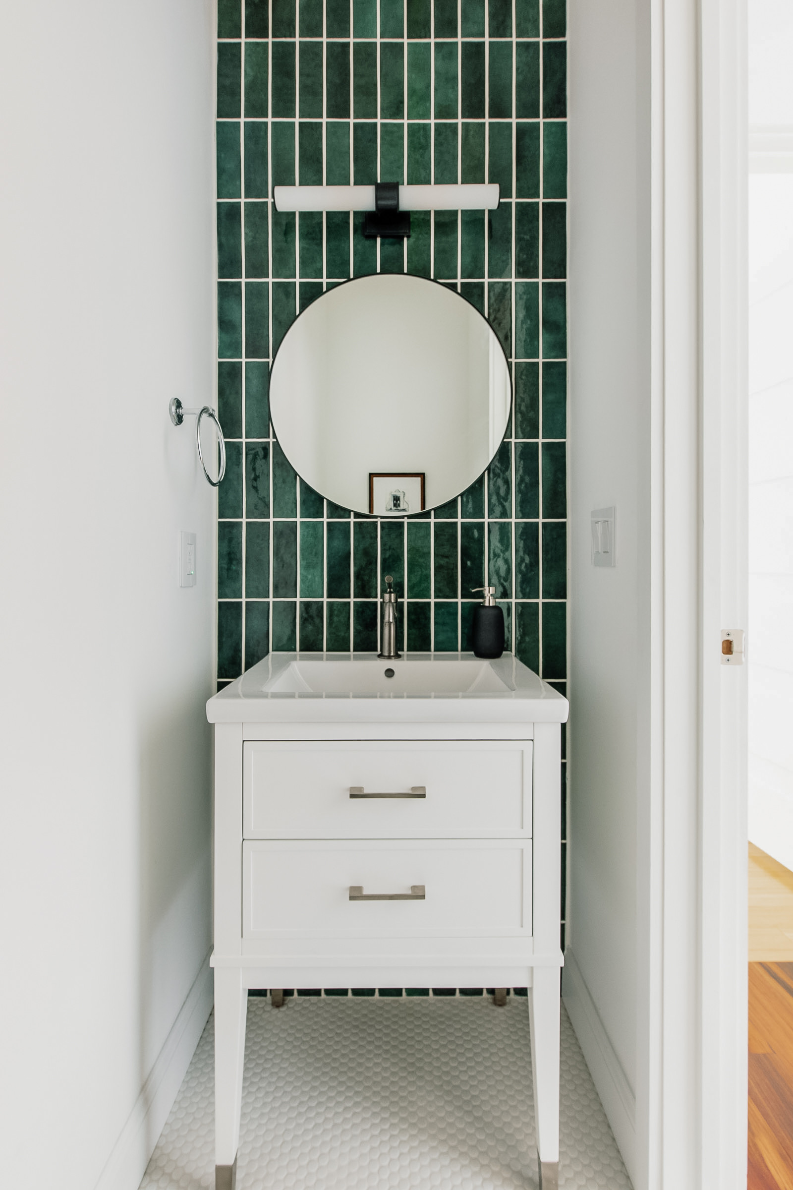 おしゃれなトイレ・洗面所 (磁器タイルの床、緑のタイル) の画像 75選 - 2022年1月 | Houzz (ハウズ)