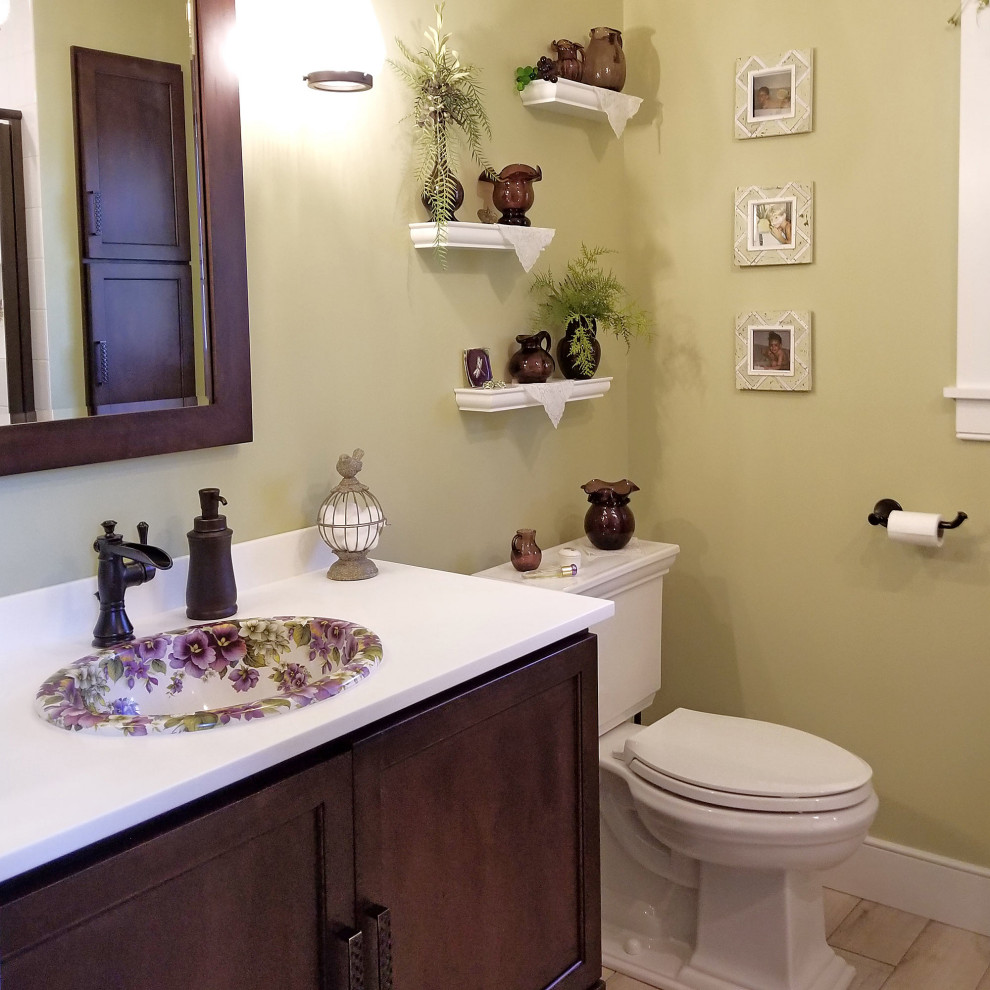 Inredning av ett lantligt mellanstort vit vitt badrum med dusch, med släta luckor, bruna skåp, en toalettstol med separat cisternkåpa, klinkergolv i porslin, ett nedsänkt handfat, bänkskiva i kvarts och beiget golv