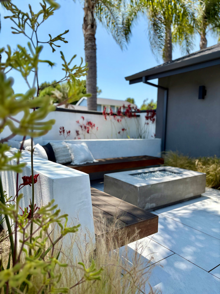 Huntington Beach Pool Lounge