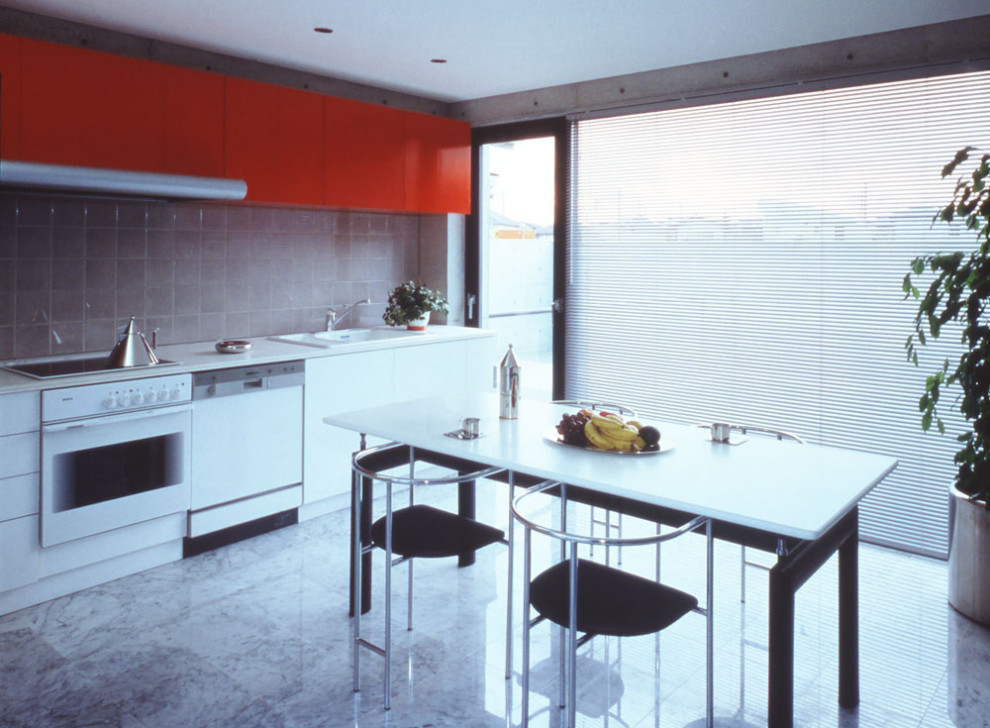 Inspiration pour une salle à manger minimaliste de taille moyenne avec un mur gris, un sol en marbre, un sol blanc et un plafond en lambris de bois.