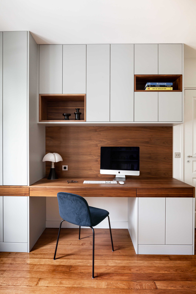 This is an example of a contemporary home office in Marseille.