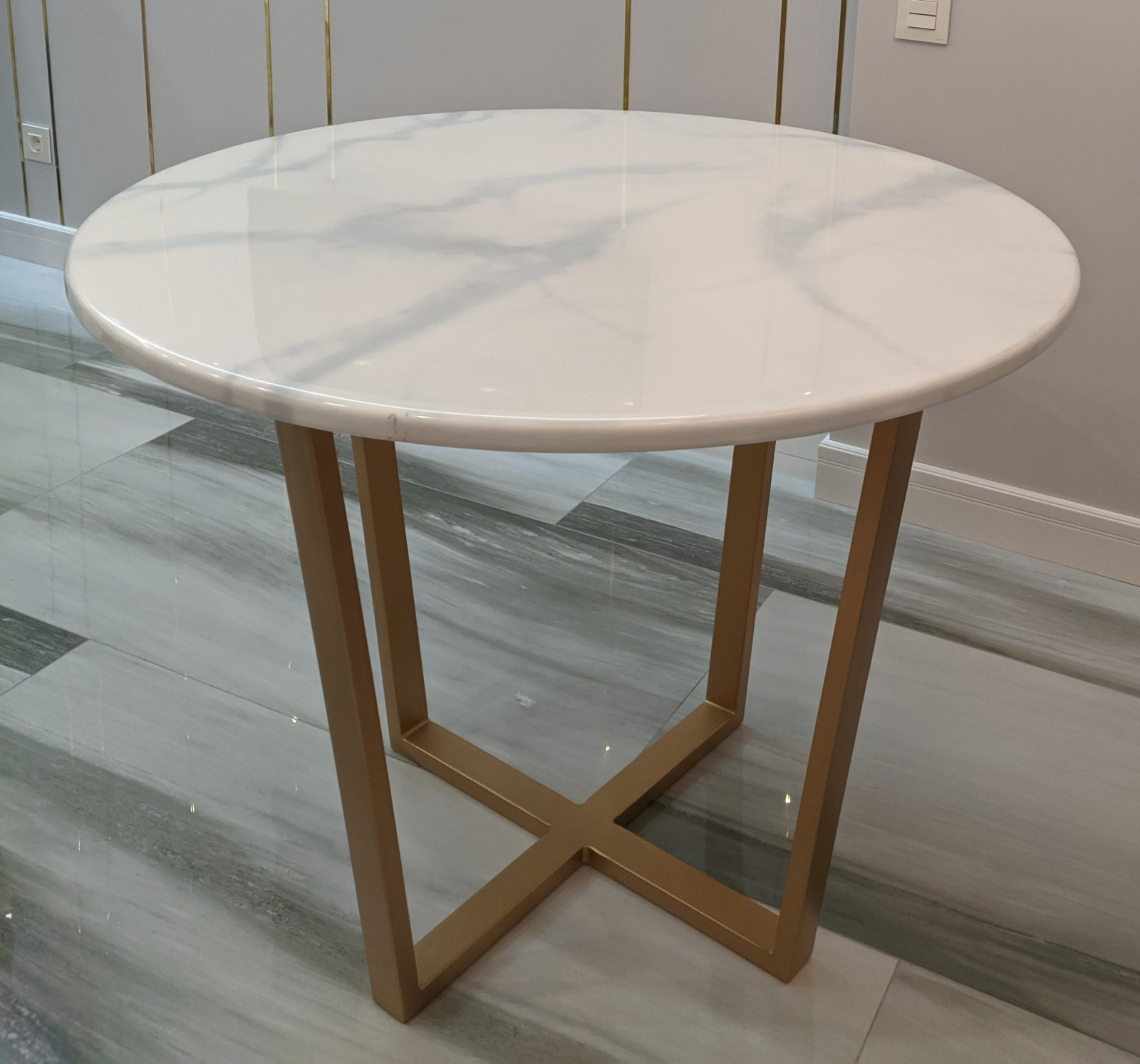 Круглый обеденный стол под белый мрамор