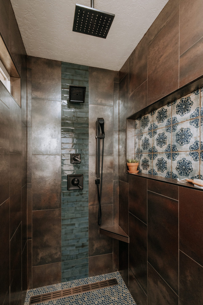На фото: главная ванная комната среднего размера в стиле фьюжн с фасадами в стиле шейкер, синими фасадами, душем в нише, унитазом-моноблоком, разноцветной плиткой, металлической плиткой, бежевыми стенами, полом из терракотовой плитки, врезной раковиной, оранжевым полом, открытым душем, разноцветной столешницей, нишей, тумбой под две раковины и встроенной тумбой
