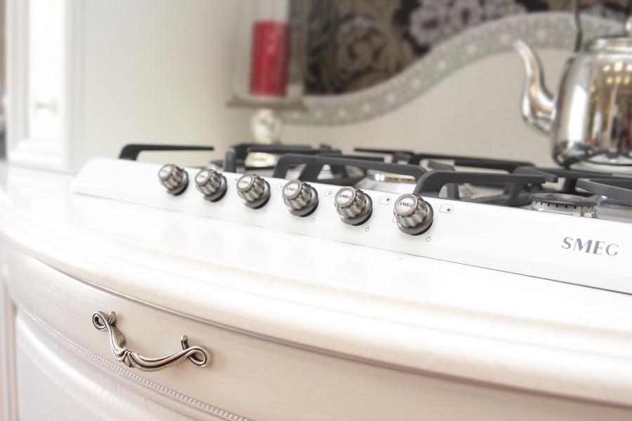 Белая кухня в викторианском стиле (реализованный проект)