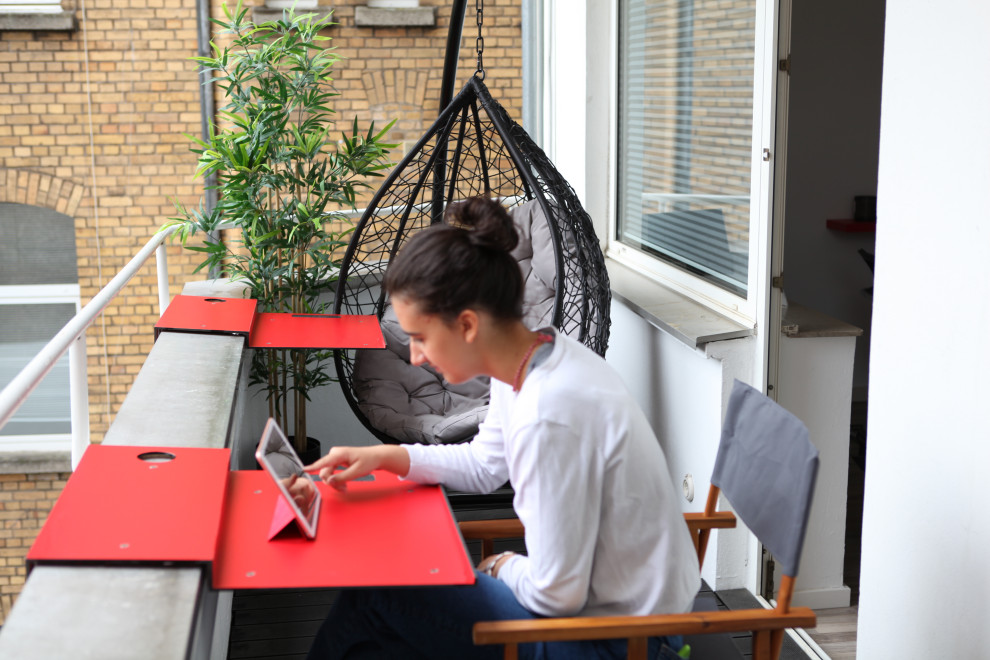 Mittelgroßer, Unbedeckter Moderner Balkon mit Sichtschutz und Mix-Geländer in Köln