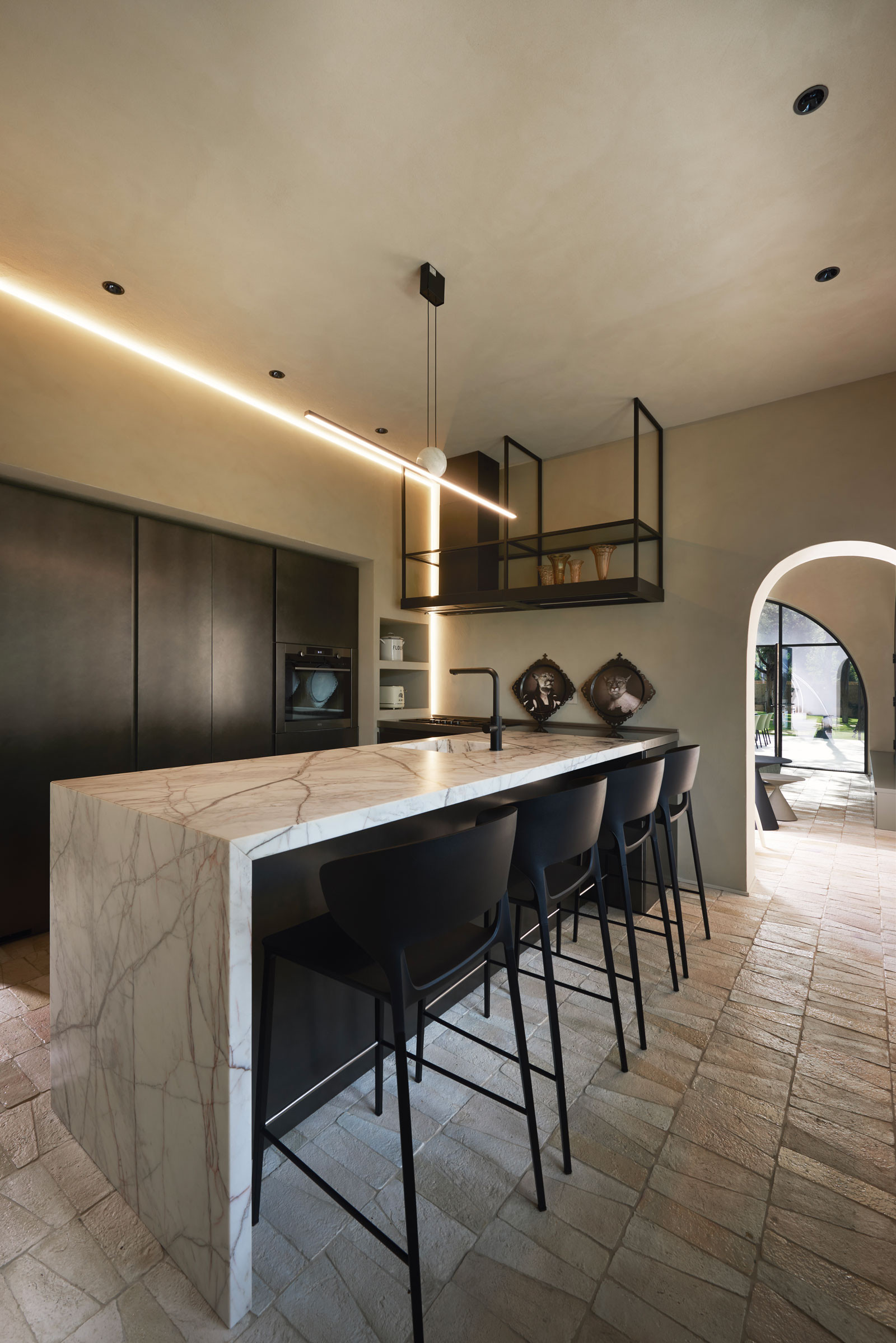 Kitchen - contemporary kitchen idea in Rome