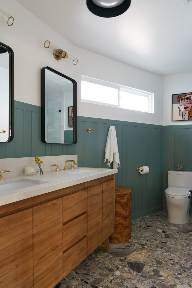 Идея дизайна: ванная комната в стиле ретро с плоскими фасадами, фасадами цвета дерева среднего тона, зелеными стенами, врезной раковиной, серым полом, тумбой под две раковины, напольной тумбой, панелями на стенах и белой столешницей