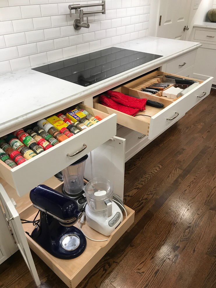 Kitchen - transitional kitchen idea