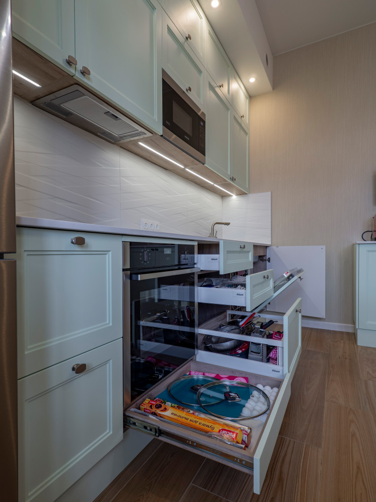 Нежная светло-мятная кухня в стиле неоклассика