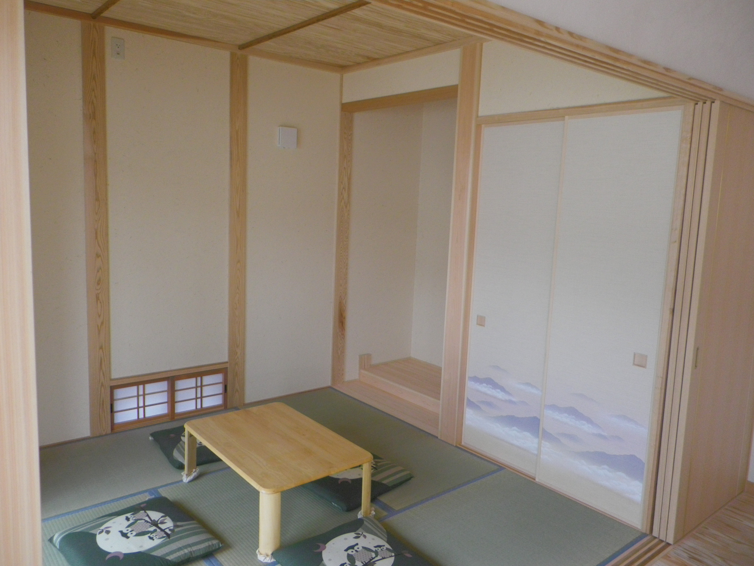 天然木のぬくもりと日の光に包まれる家