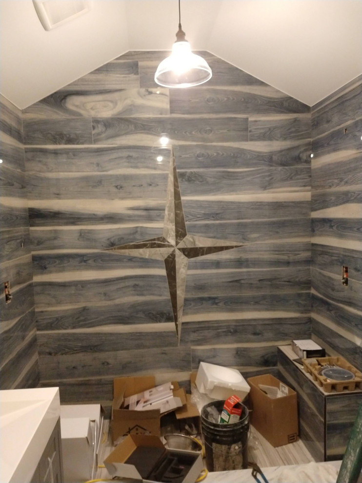 Mittelgroßes Modernes Badezimmer En Suite mit offener Dusche, grauen Fliesen, Keramikfliesen und offener Dusche in Richmond