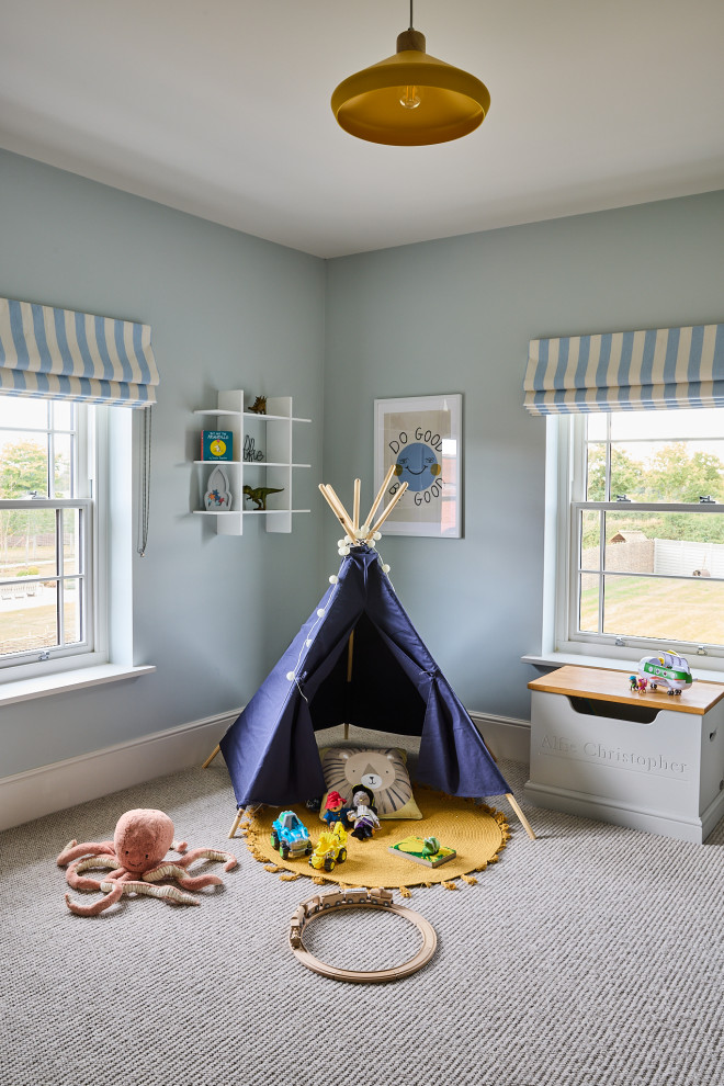 Ispirazione per una grande cameretta per bambini da 1 a 3 anni minimal con pareti blu, moquette e pavimento beige