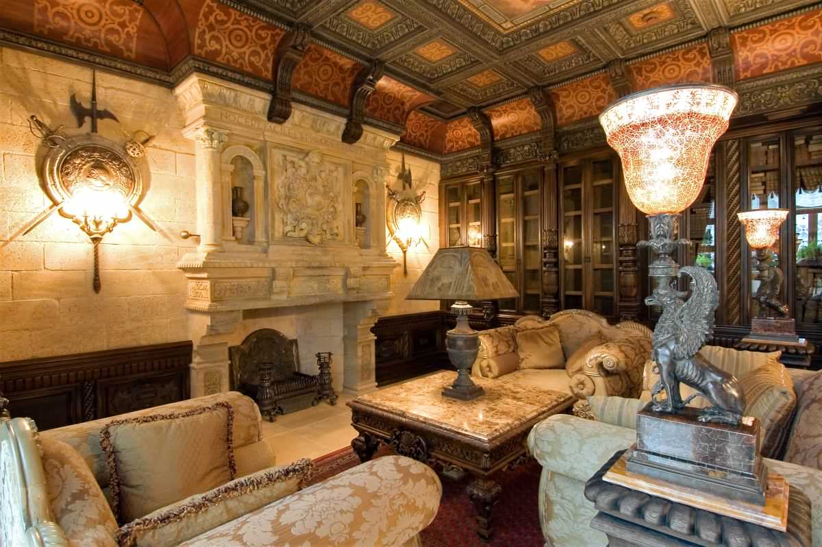 Дом с отделкой деревом и камнем