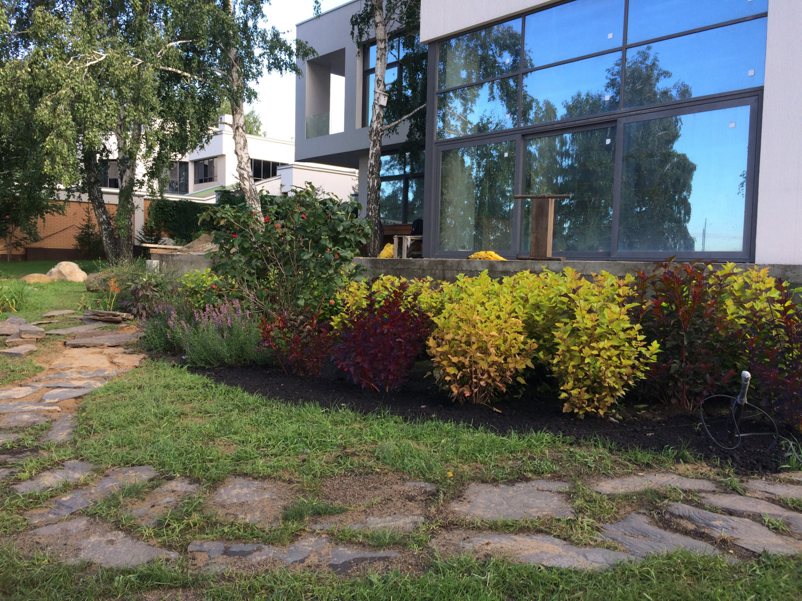 Сад с водоемом