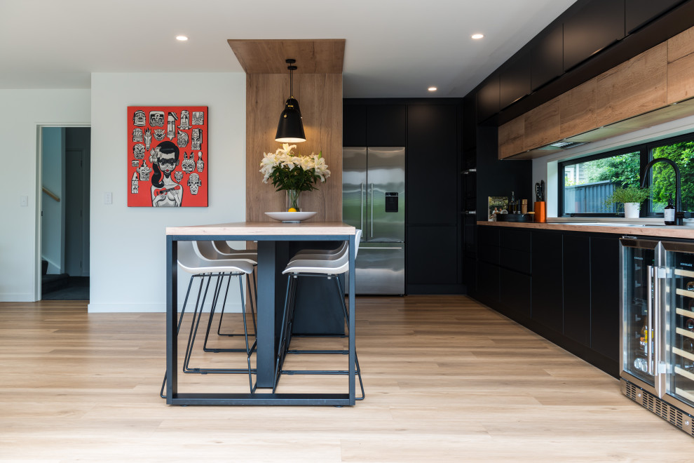 Stunning Black and Wood-Look entertainers kitchen