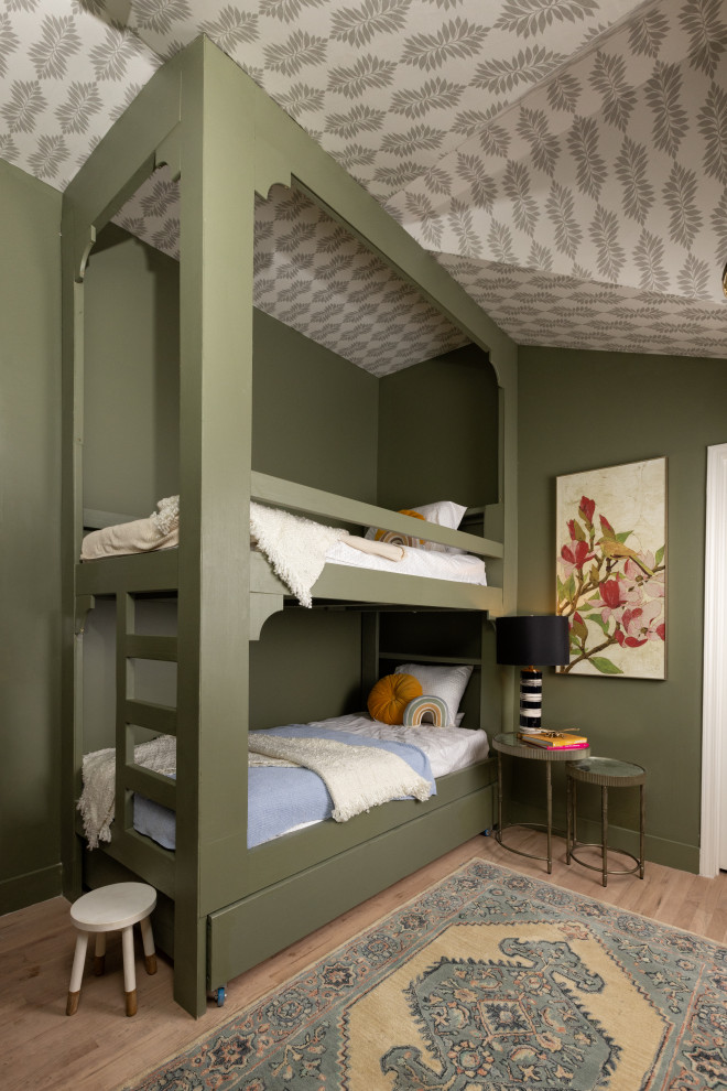 Foto de dormitorio infantil clásico de tamaño medio con paredes verdes, suelo de madera clara, suelo marrón y papel pintado