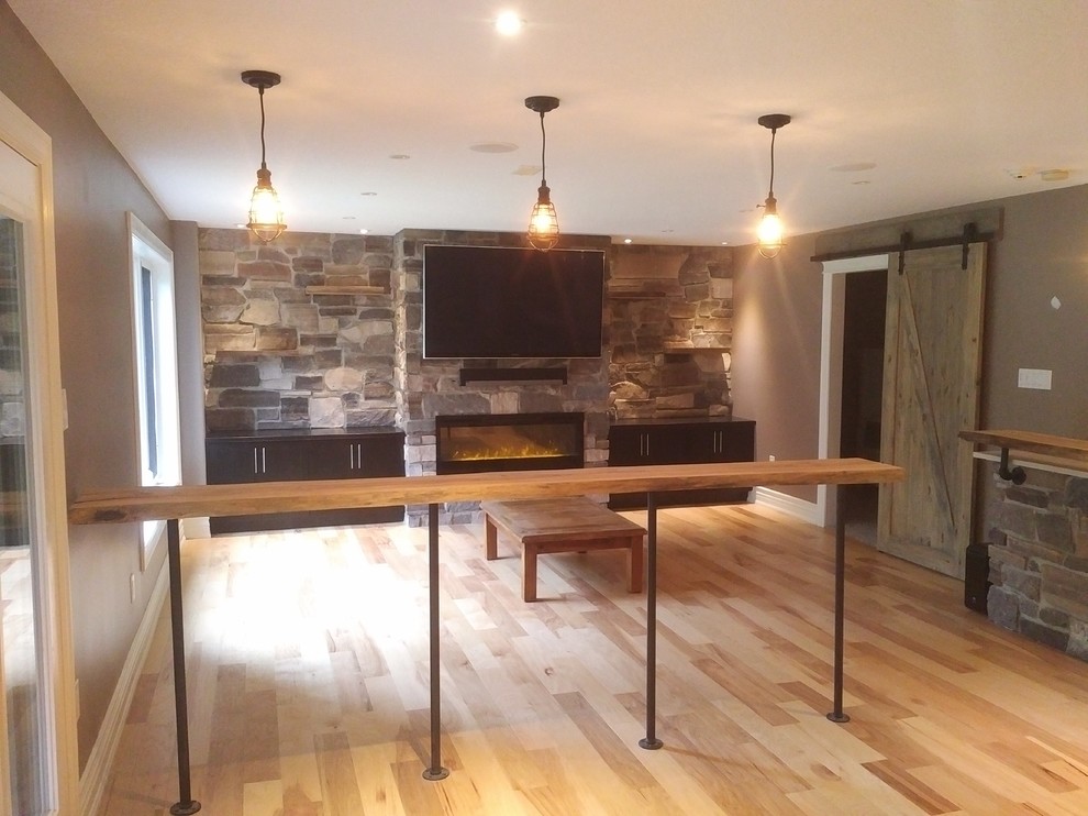 Example of a mountain style home design design in Toronto