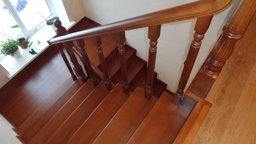 Лестница в доме из дерева бук.Самара пос.Зубчаниновка