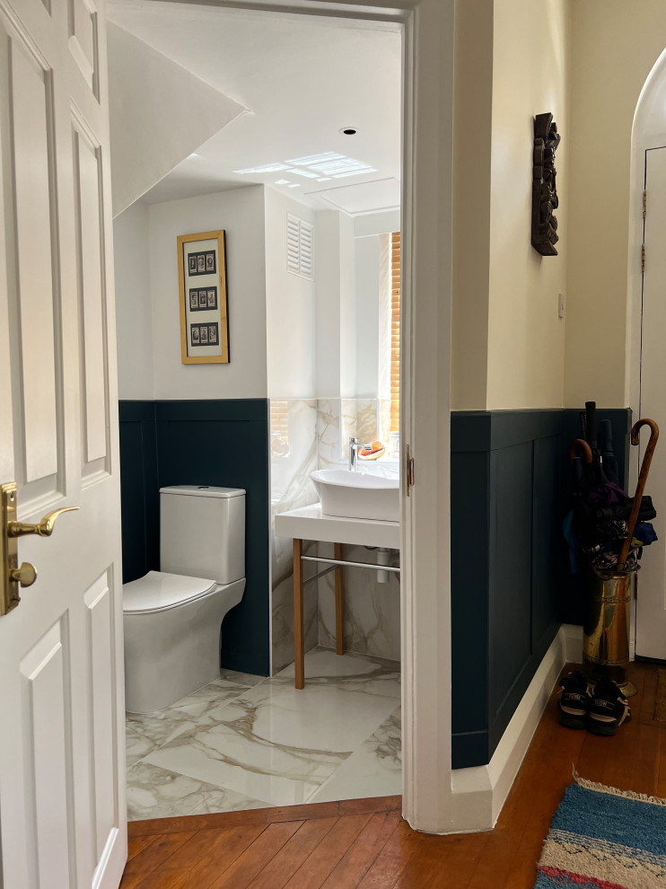 Ispirazione per un bagno di servizio contemporaneo di medie dimensioni con WC a due pezzi, piastrelle blu, pavimento in gres porcellanato, lavabo a colonna, top in quarzo composito, top bianco e mobile bagno freestanding