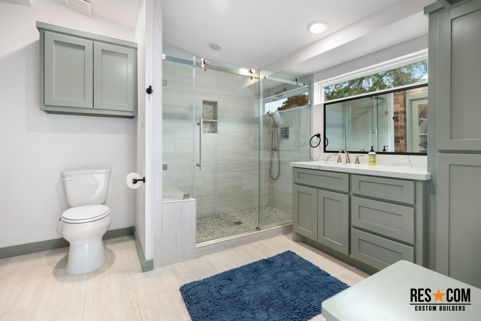 Richmond - Pool and pool bathroom