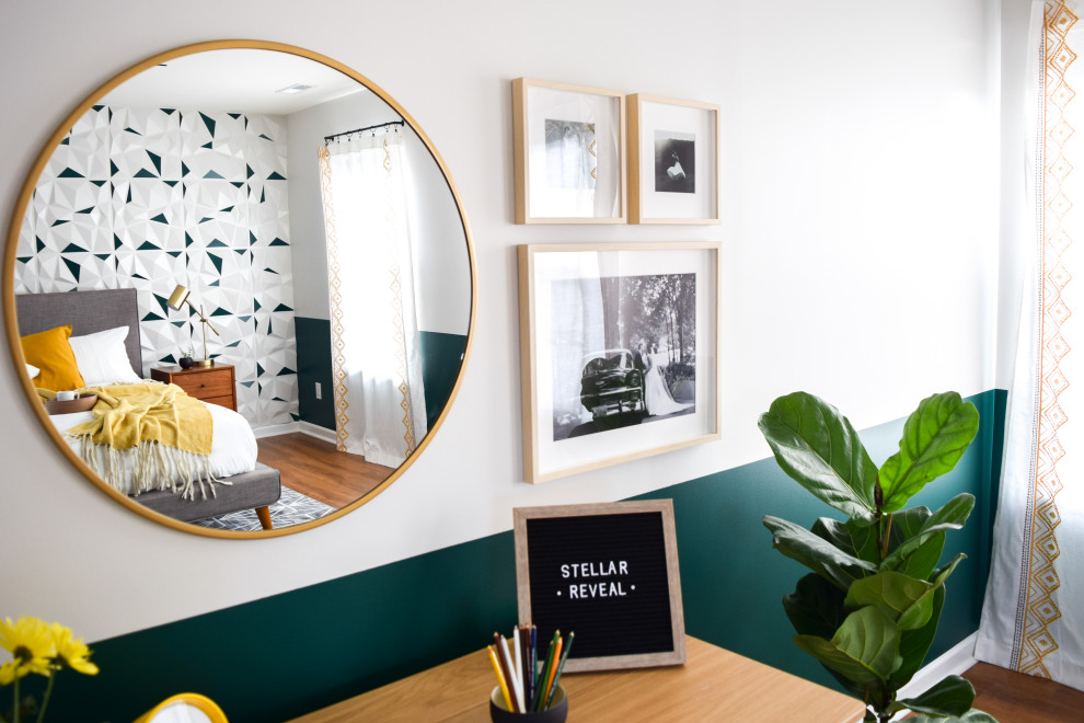 Immagine di uno studio minimalista di medie dimensioni con pareti multicolore, pavimento in vinile, scrivania autoportante, pavimento marrone e carta da parati