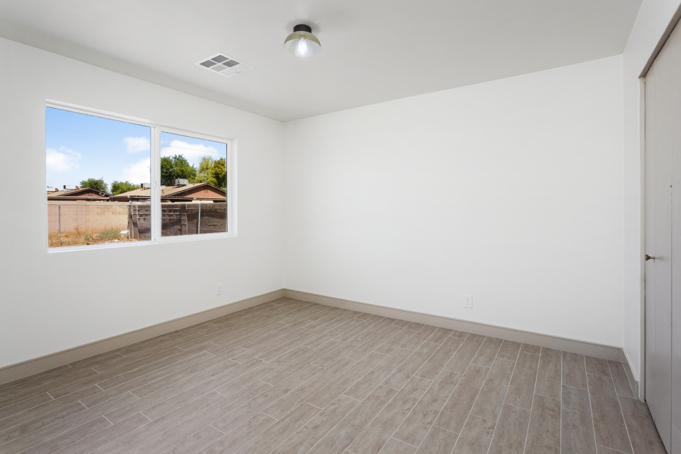 Transitional home design photo in Phoenix