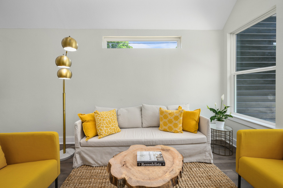 Idee per un soggiorno minimalista di medie dimensioni e aperto con sala formale, pareti grigie, pavimento in laminato, TV a parete, pavimento grigio e soffitto a volta