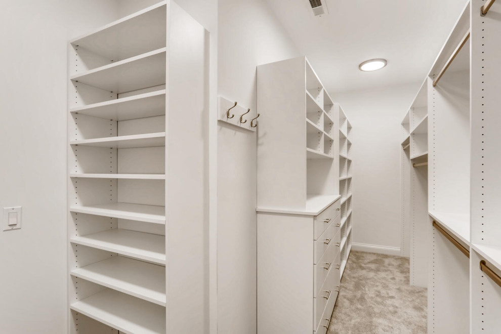 Example of a transitional closet design in Chicago