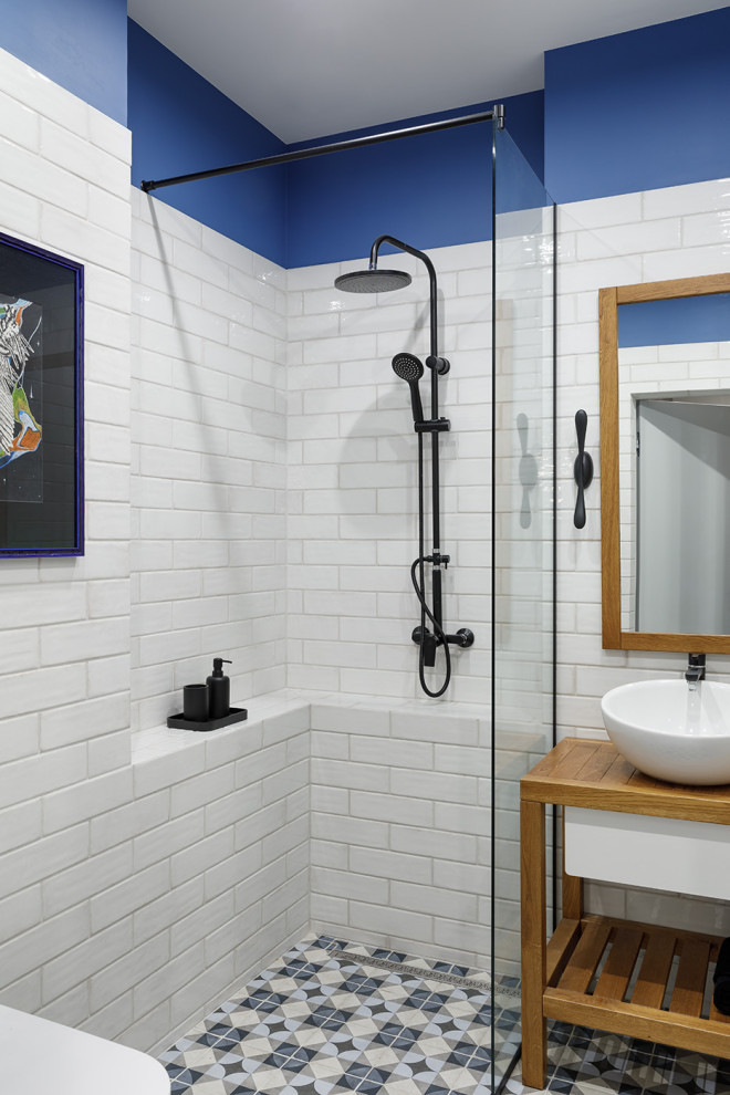 Стильный дизайн: маленькая ванная комната в стиле неоклассика (современная классика) для на участке и в саду - последний тренд