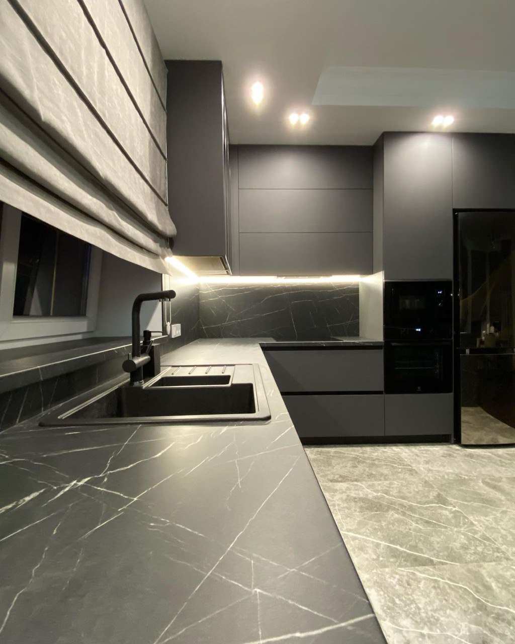 Серая кухня-столовая