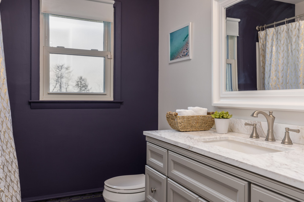 Пример оригинального дизайна: маленькая ванная комната в стиле ретро с фасадами в стиле шейкер, серыми фасадами, ванной в нише, душем в нише, раздельным унитазом, фиолетовыми стенами, полом из керамогранита, душевой кабиной, врезной раковиной, столешницей из искусственного кварца, серым полом, шторкой для ванной, белой столешницей, тумбой под одну раковину и встроенной тумбой для на участке и в саду