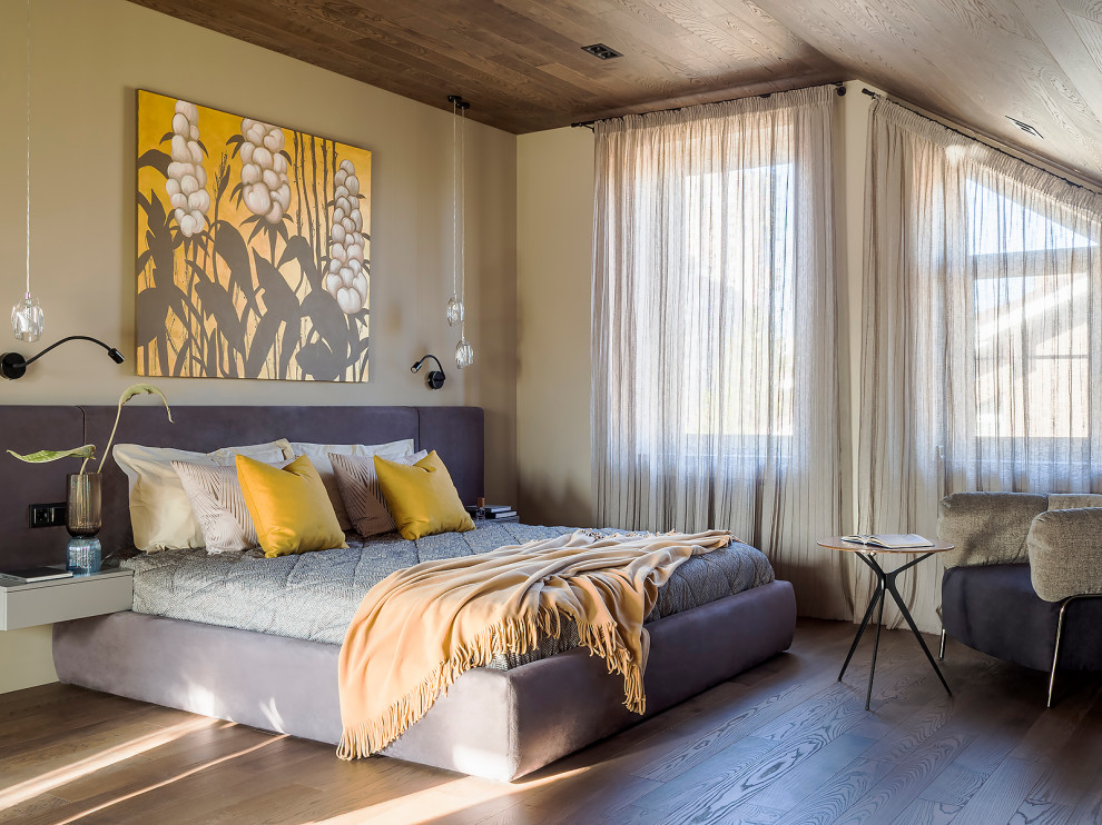 Schlafzimmer mit braunem Holzboden in Sonstige