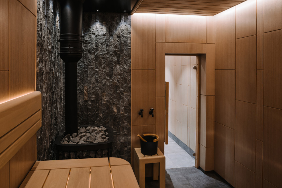 Печь - Kastor SAGA. За печью талькохлорит "рванный камень".