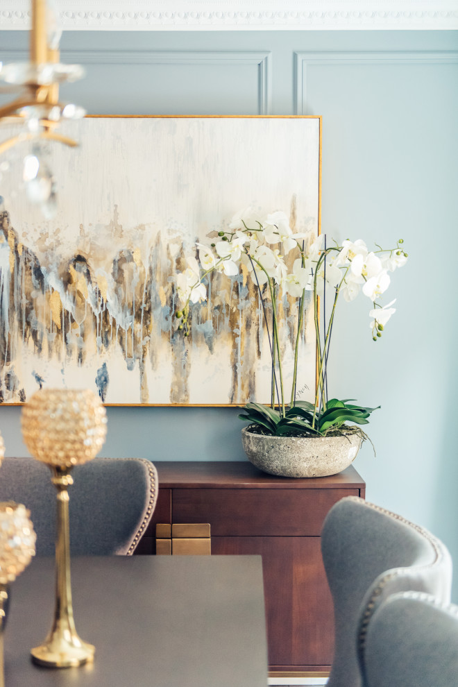 Example of a transitional home design design in Toronto