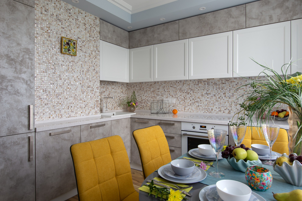 Foto på ett mellanstort funkis vit kök, med en undermonterad diskho, luckor med upphöjd panel, vita skåp, bänkskiva i koppar, beige stänkskydd, stänkskydd i mosaik, vita vitvaror, korkgolv och gult golv