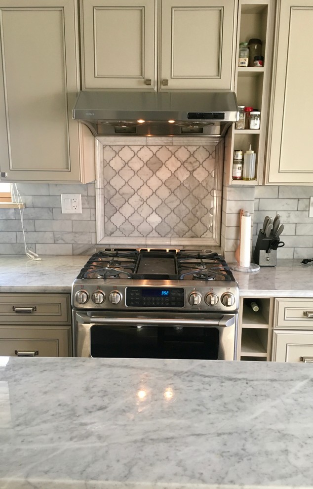 Kitchen - kitchen idea in Chicago