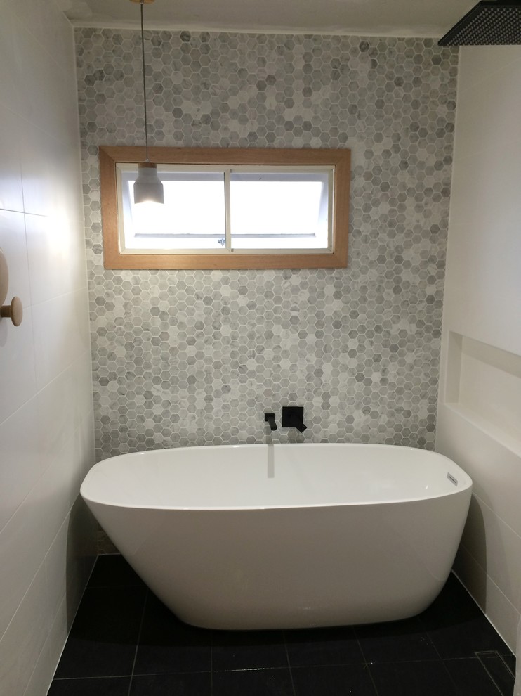 This is an example of a small contemporary bathroom in Brisbane.