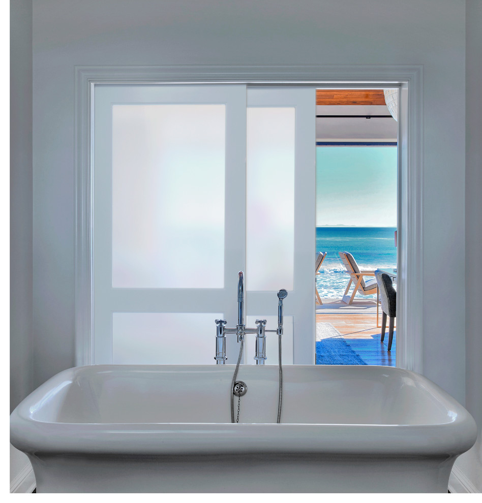 На фото: большая главная ванная комната в морском стиле с фасадами островного типа, темными деревянными фасадами и отдельно стоящей ванной